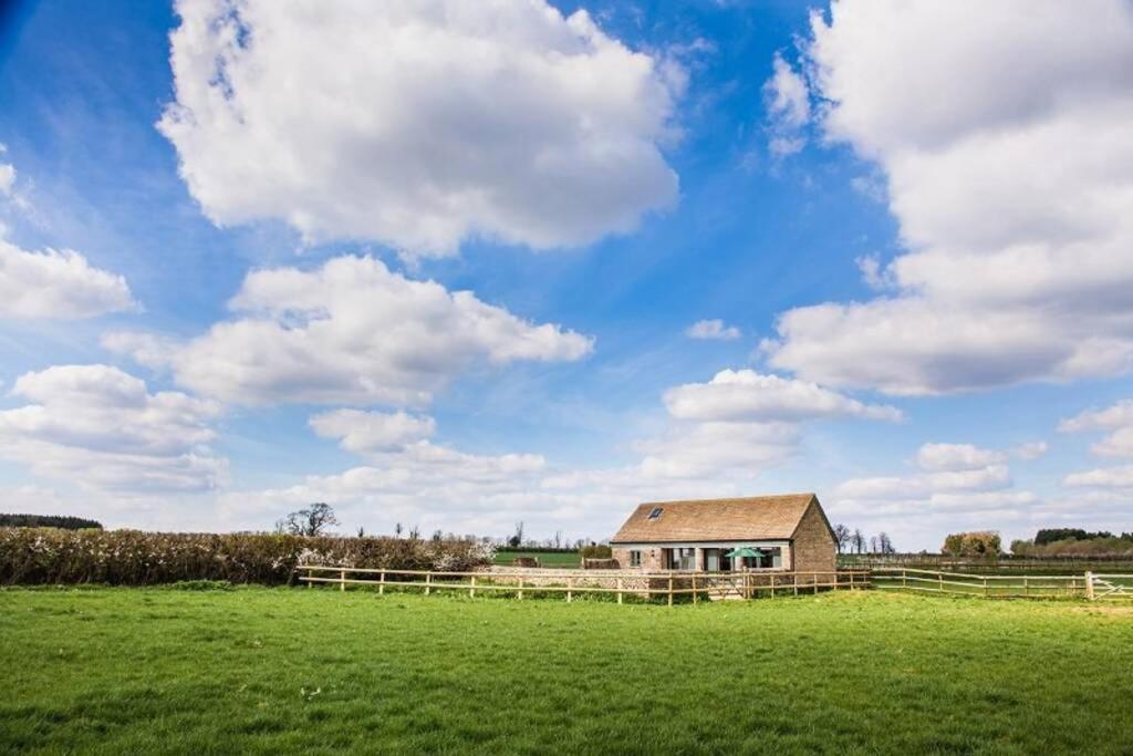 הוילה Kemble Secluded Romantic Cotswolds Barn - Sleeps 2 To 4 - Near Cirencester - Dog Friendly מראה חיצוני תמונה