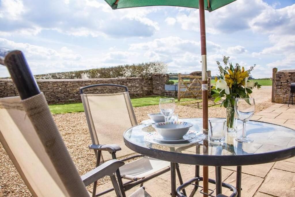 הוילה Kemble Secluded Romantic Cotswolds Barn - Sleeps 2 To 4 - Near Cirencester - Dog Friendly מראה חיצוני תמונה