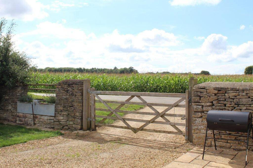 הוילה Kemble Secluded Romantic Cotswolds Barn - Sleeps 2 To 4 - Near Cirencester - Dog Friendly מראה חיצוני תמונה