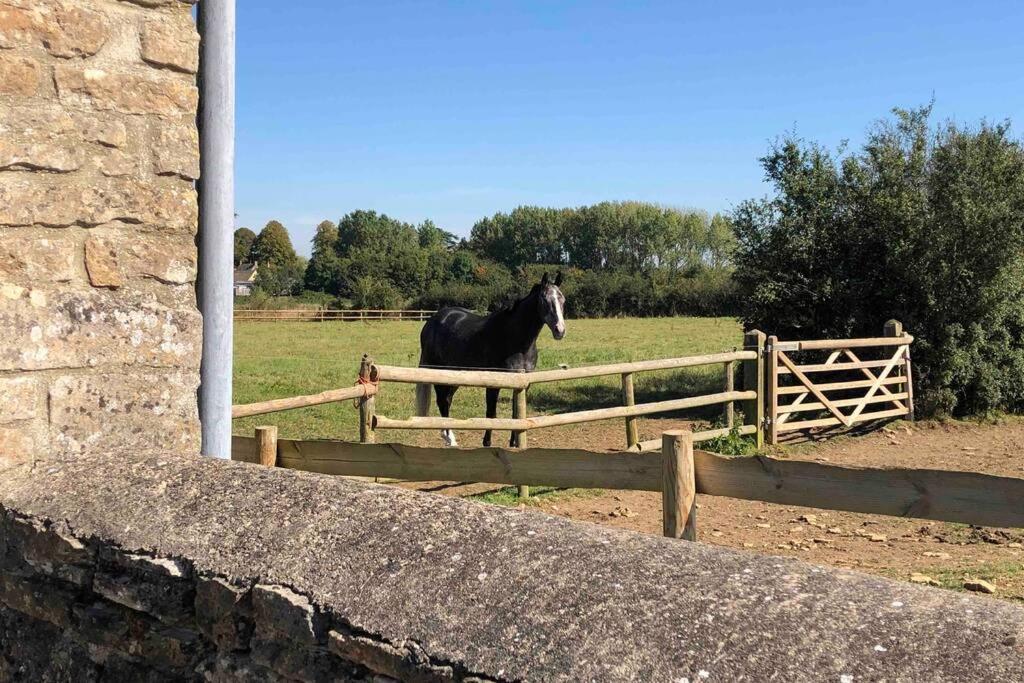 הוילה Kemble Secluded Romantic Cotswolds Barn - Sleeps 2 To 4 - Near Cirencester - Dog Friendly מראה חיצוני תמונה